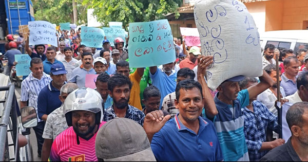 මින්නේරිය ගොවීහු සහන ඉල්ලා පාරට බසිති