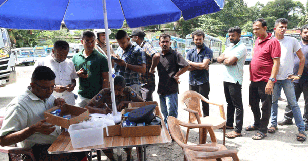 කුඩු ගසා බස් එළවූ අටක් රත්නපුරෙන් මාට්ටු