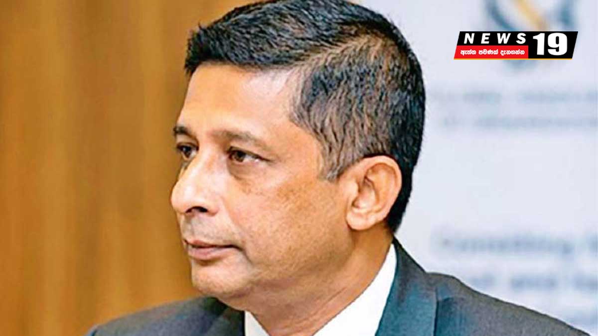 සලේ සිටි සිරමැදිරිය නිරීක්ෂණය කරයි